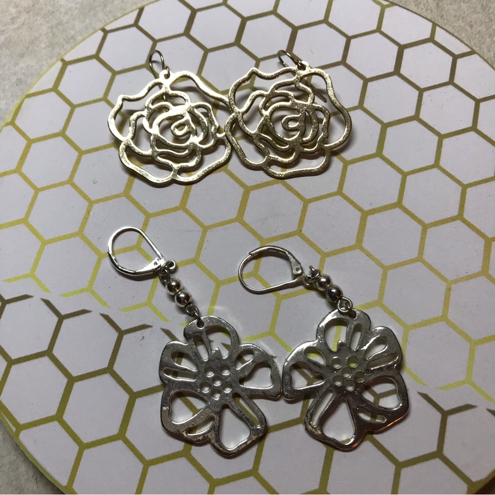 🥰 5/$25 - 2 Pair Flower Earrings